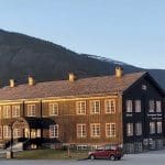 Lom folkebibliotek med Lom stavkyrkje i bakgrunnen