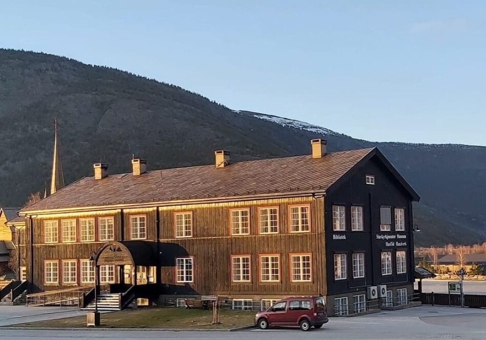 Lom folkebibliotek Lom folkebibliotek med Lom stavkyrkje i bakgrunnen