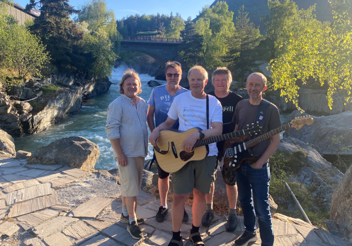Lars Bakke med band Bilde av Lars Bakke med band. Foto: Jotunheimen Underholdning.