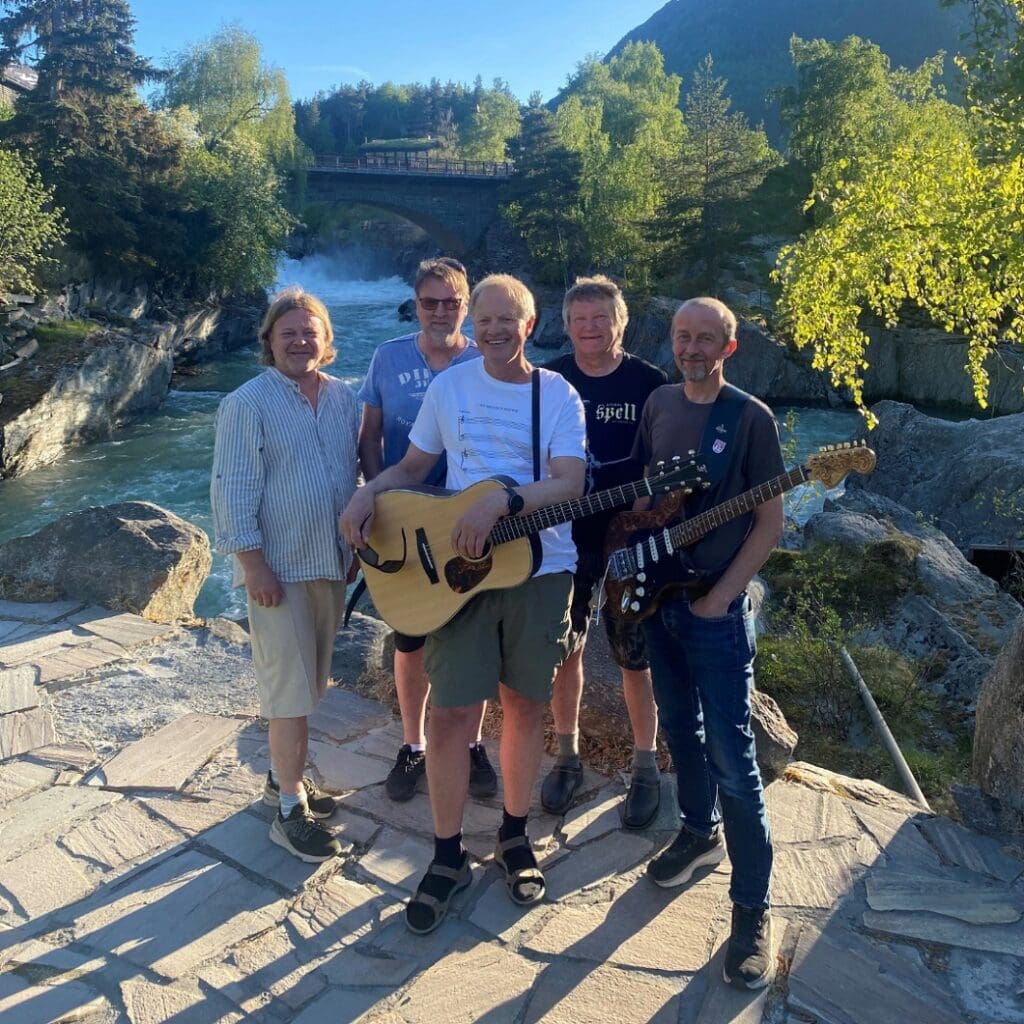 Foto av Lars Bakke med band. Foto: Jotunheimen Underholdning.