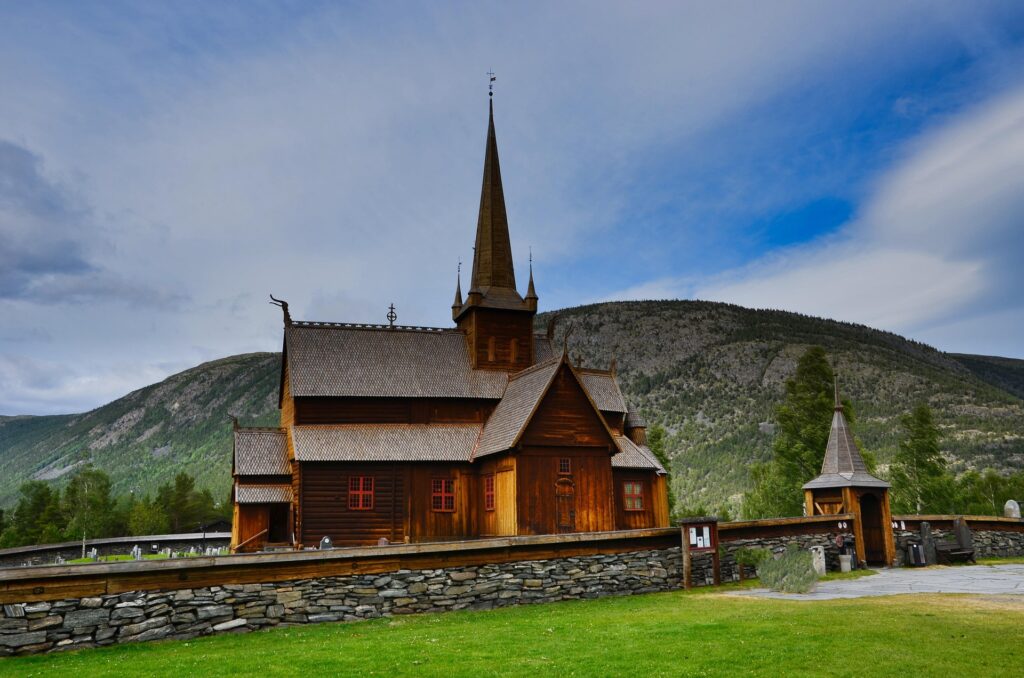 Fotografi av Lom stavkyrkje