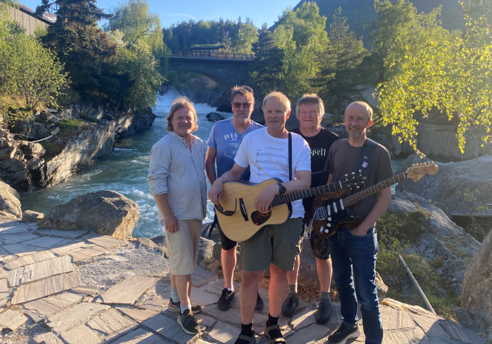 Bilde av Lars Bakke med band. Foto: Jotunheimen Underholdning.