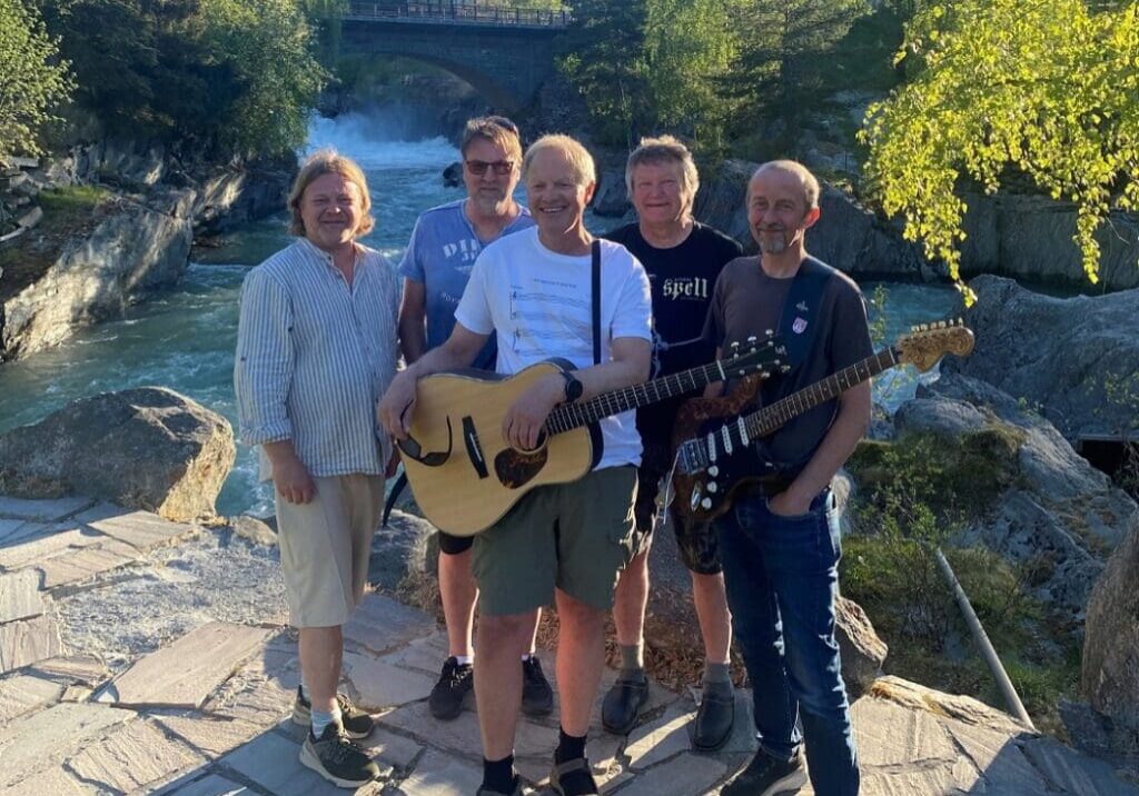 Foto av Lars Bakke med band. Foto: Jotunheimen Underholdning.