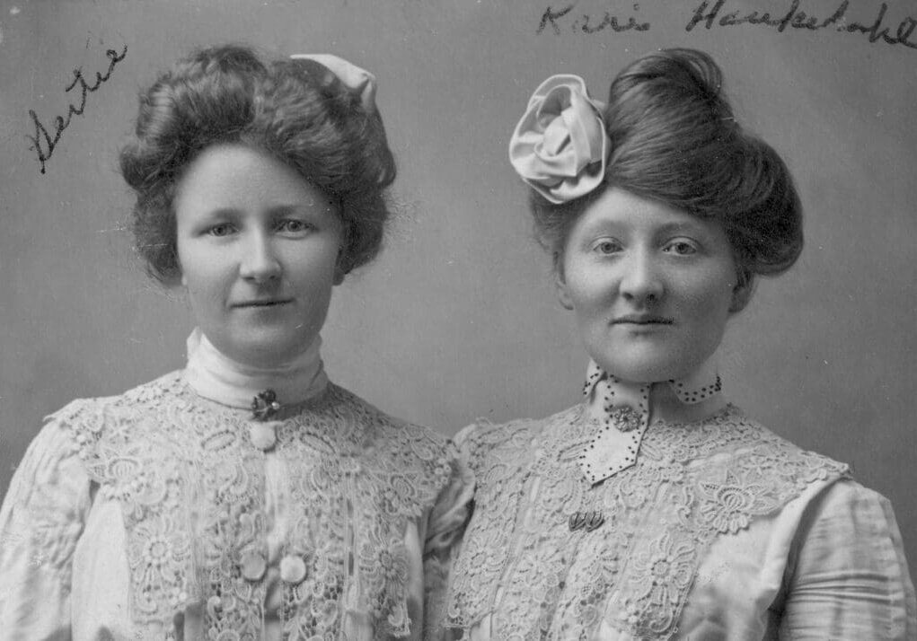 Guro Brandsarbakken og Kari Tråstad i Amerika. Foto: Skjåk Historielag Guro Brandsarbakken og Kari Tråstad i Amerika. Foto: Skjåk Historielag